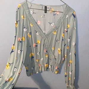 Longe sleeve shorter length top